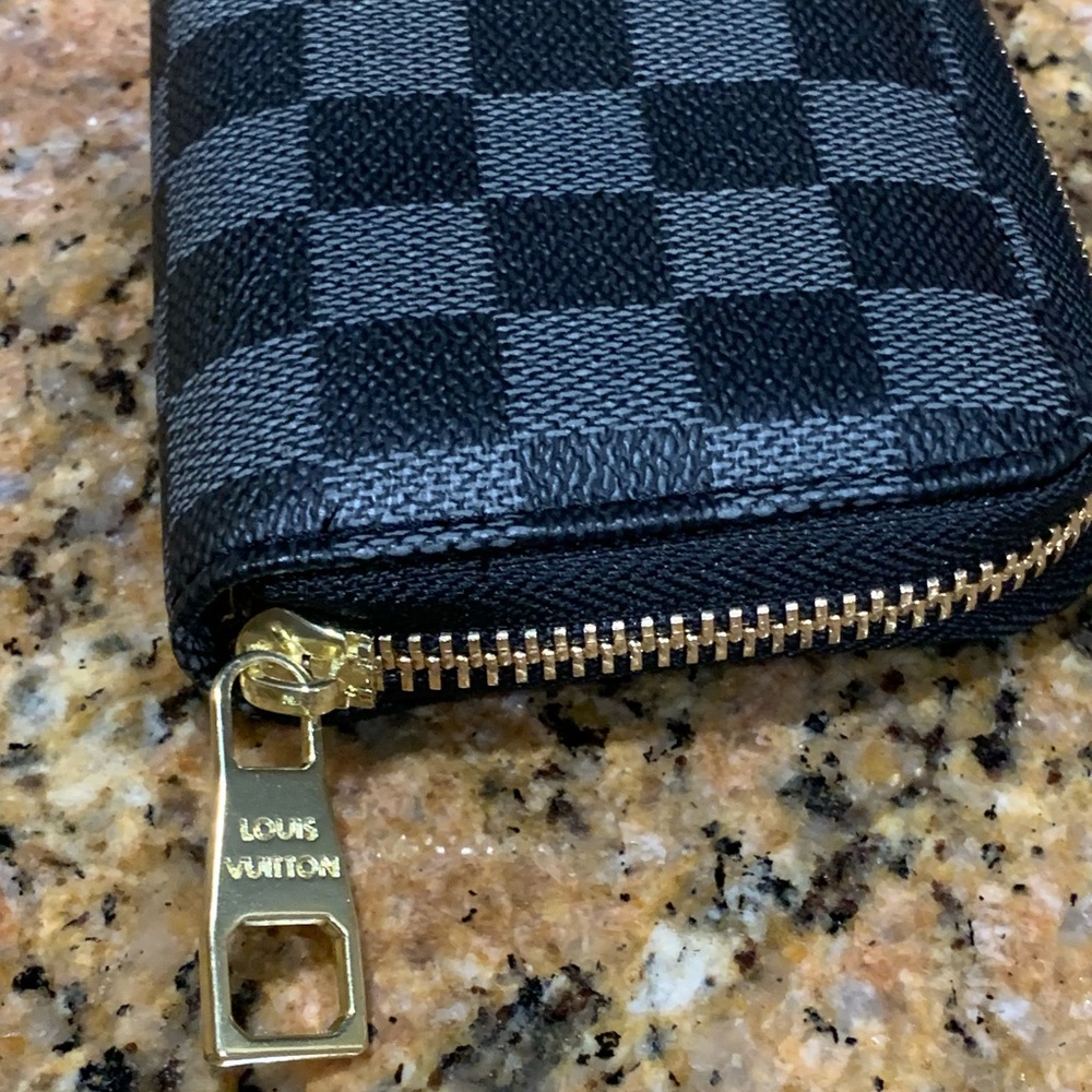 Brand new rare and collectible compacted Louis Vuitton unisex credit card holder - Picture 16 of 17
